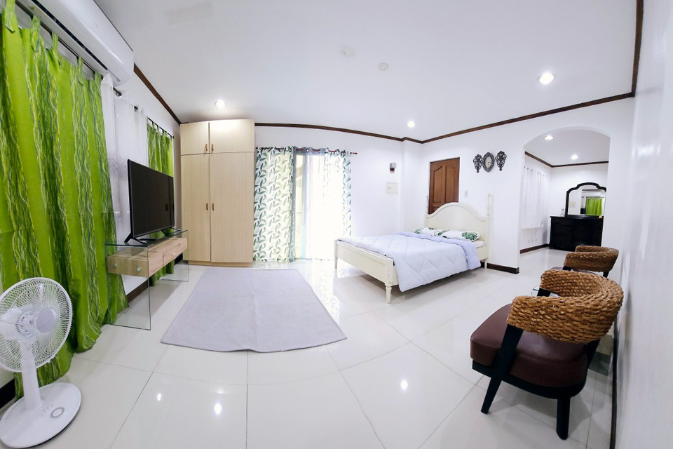 망고그린풀빌라-룸1.jpg